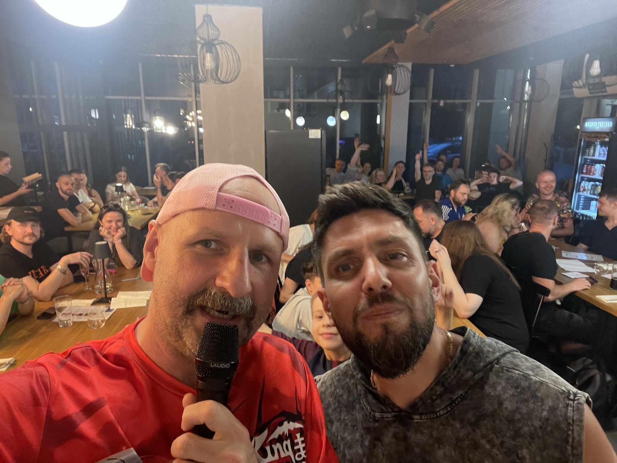 Prowadzący Quiz Time z uczestnikami podczas wydarzenia